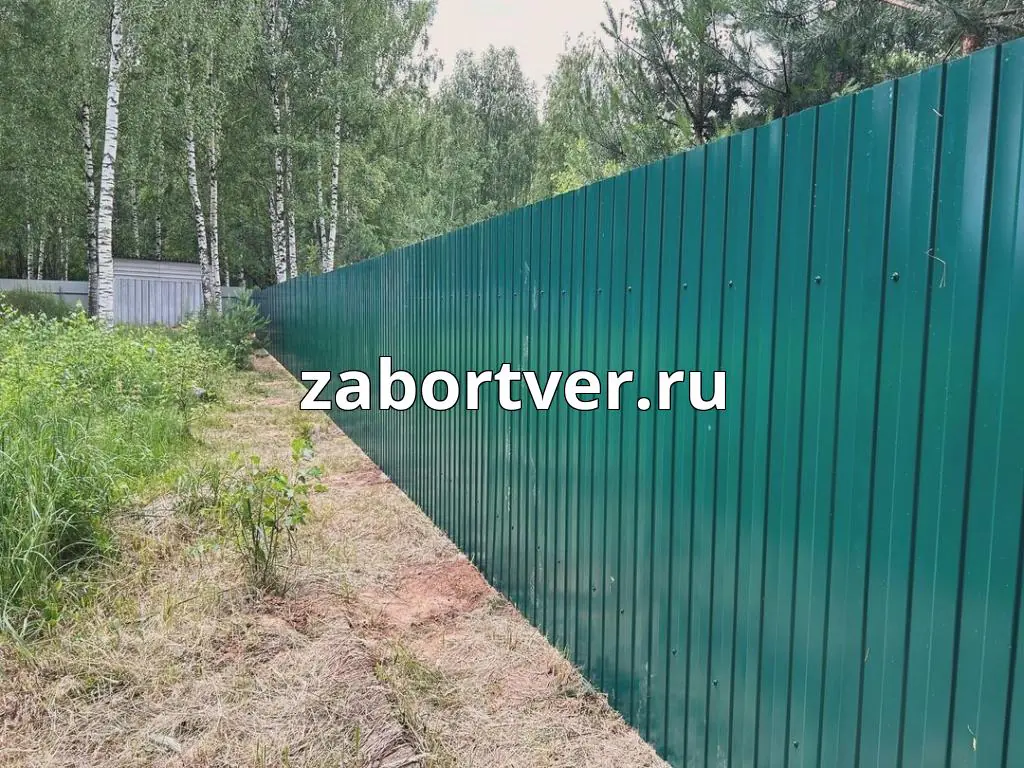 Забор из профнастила RAL6005 (зеленый мох) в Твери: Фото работ и цены на монтаж